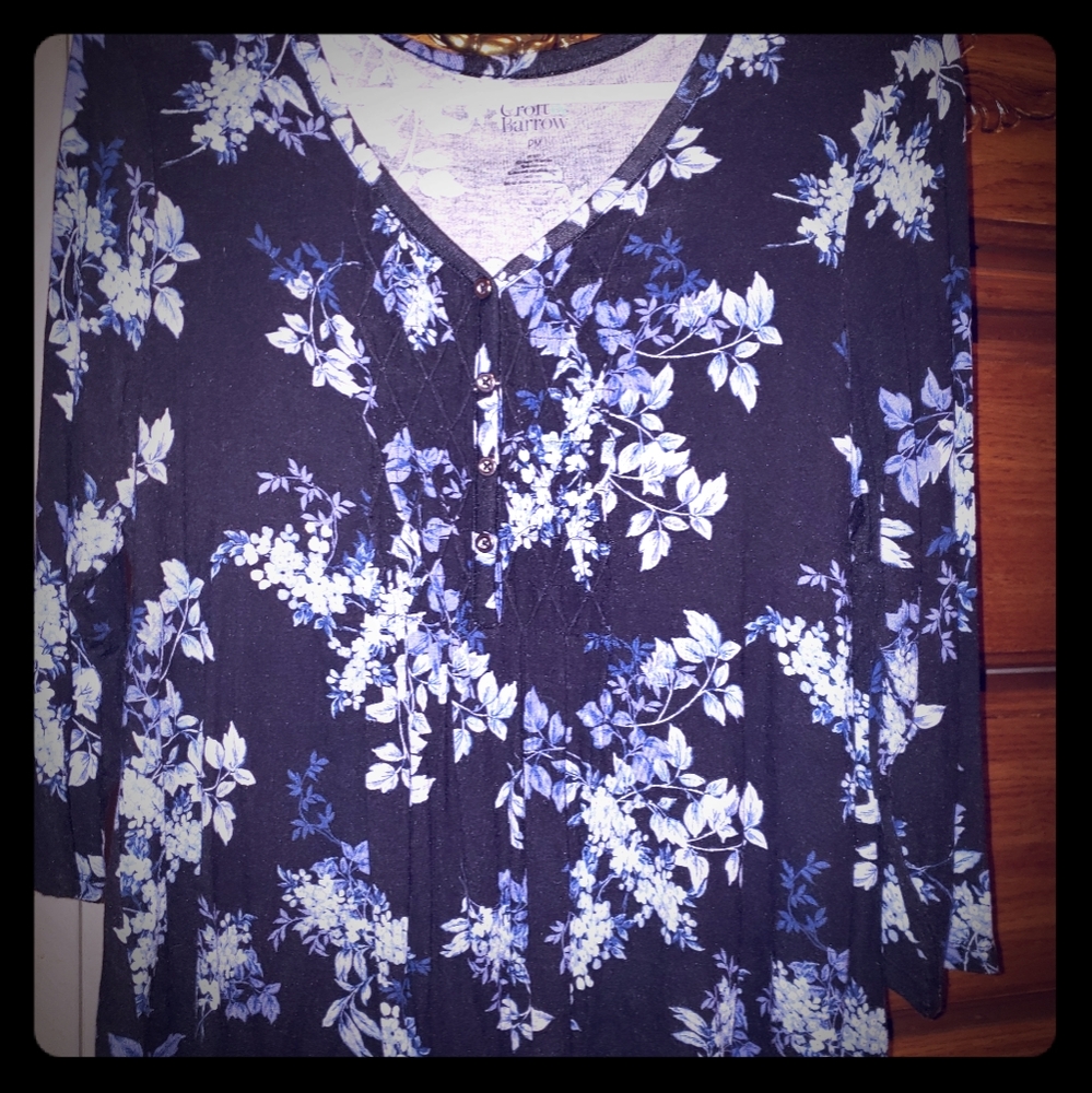 FINAL- Elbow length vneck blue and white shirt